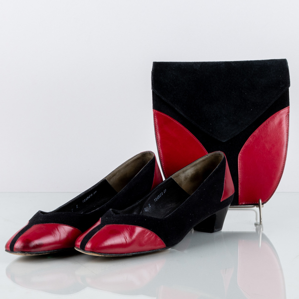 BALLY, axelremsväska och pumps, svart mocka och rött skinn, sannolikt 1980-tal
