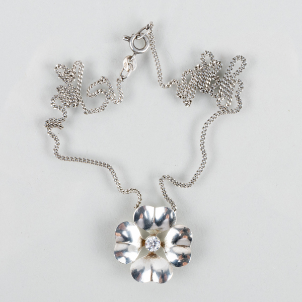 HÄNGE MED KEDJA, sterlingsilver, stämplar GHA, sannolikt 2000-tal