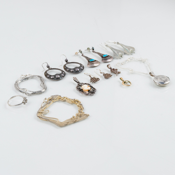 SILVERSMYCKEN, bla halskedjor, hängen och örhängen