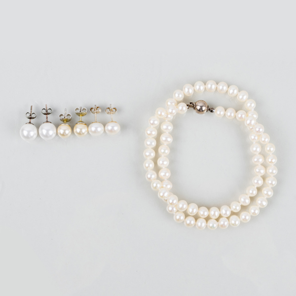 PÄRLCOLLIER OCH ÖRHÄNGEN, odlade pärlor, bla sterlingsilver