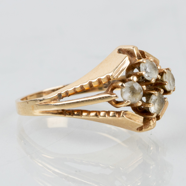 RING, 14k guld, med vita stenar, tot vikt ca 3,6 g 