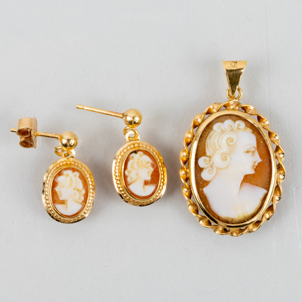 1 PAR ÖRHÄNGEN OCH HÄNGE, 18k guld, med skurna snäckskalskaméer, svenska stämplar bla 1947