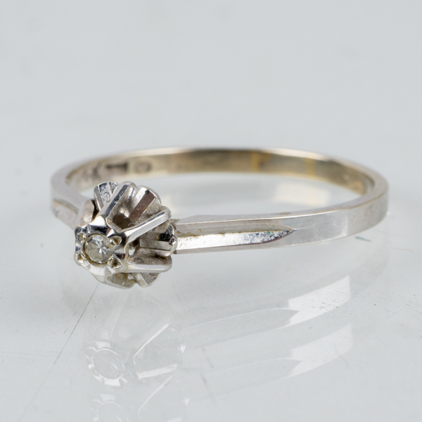 RING, 18k vitguld, med liten vit sten, tot vikt ca 1,8 g, svenska stämplar