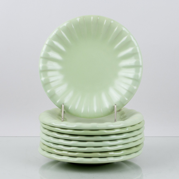 VICKE LINDSTRAND, 8 st assietter, fajans, Upsala Ekeby, 1940-tal