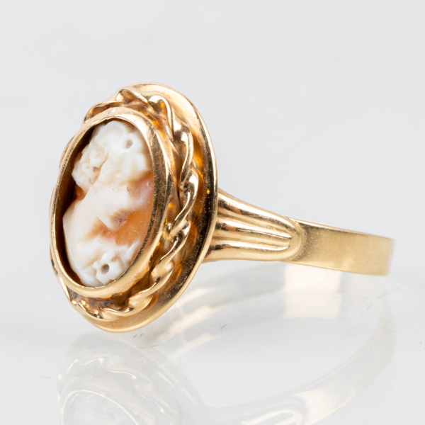 RING, 18k guld, med skuren snäckskalskamé