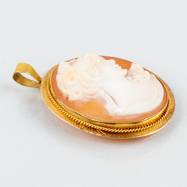 HÄNGE, 18k guld, med skuren snäckskalskamé