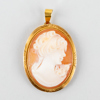 HÄNGE, 18k guld, med skuren snäckskalskamé