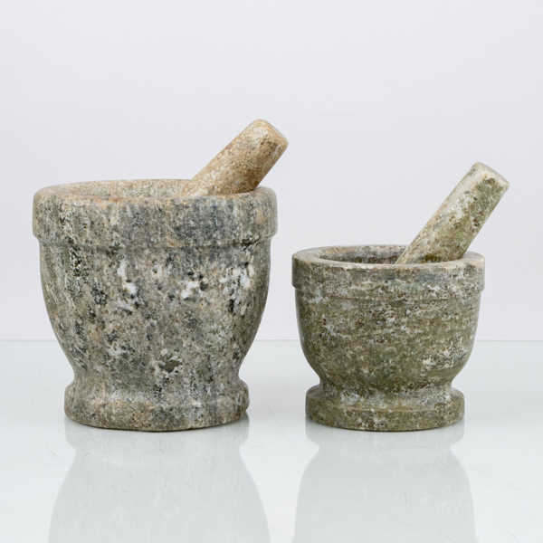 MORTLAR MED STÖTAR, 2 st, kolmårdsmarmor, 1800-/1900-tal