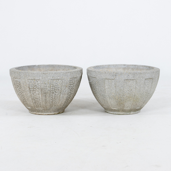 TRÄDGÅRDSURNOR, 1 par, stenmassa, sannolikt 1900-talets mitt