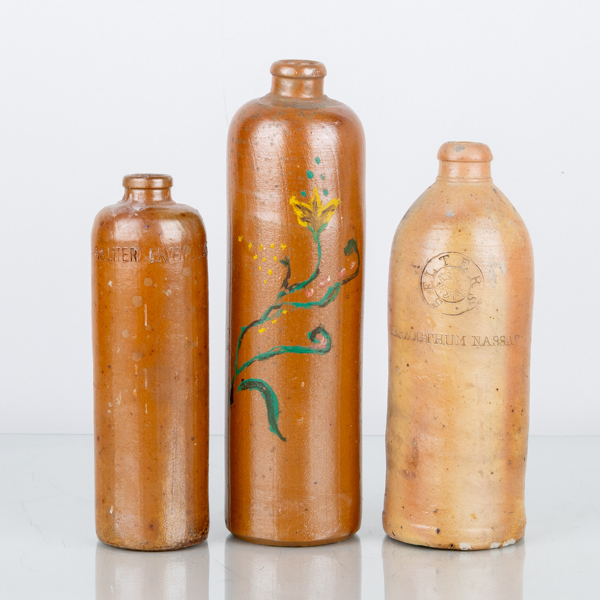 FLASKOR, 3 st, lergods, 1900-talets första hälft
