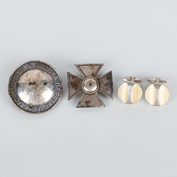 BROSCHER, 2 st SAMT MANSCHETTKNAPPAR, 1 par, silver, bla K&EC och GAB, 1900-tal