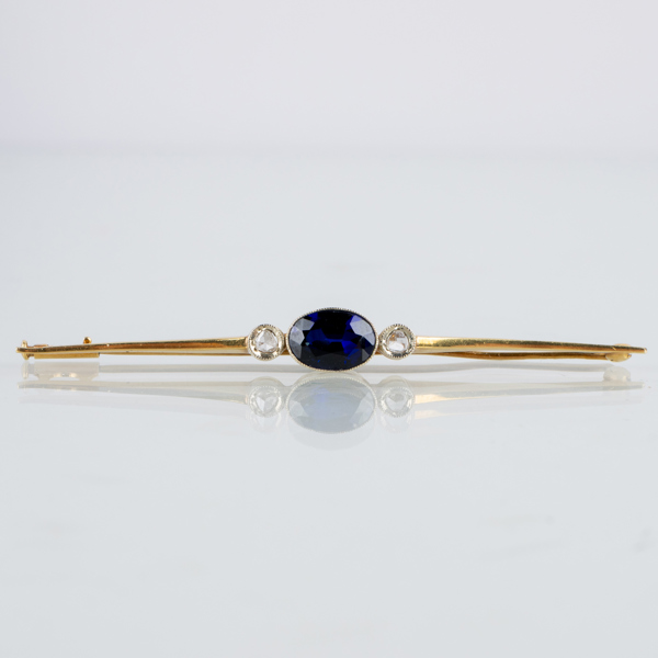 BROSCH, 18k guld, med två rosenslipade diamanter samt syntetisk safir, vikt ca 3,1 g