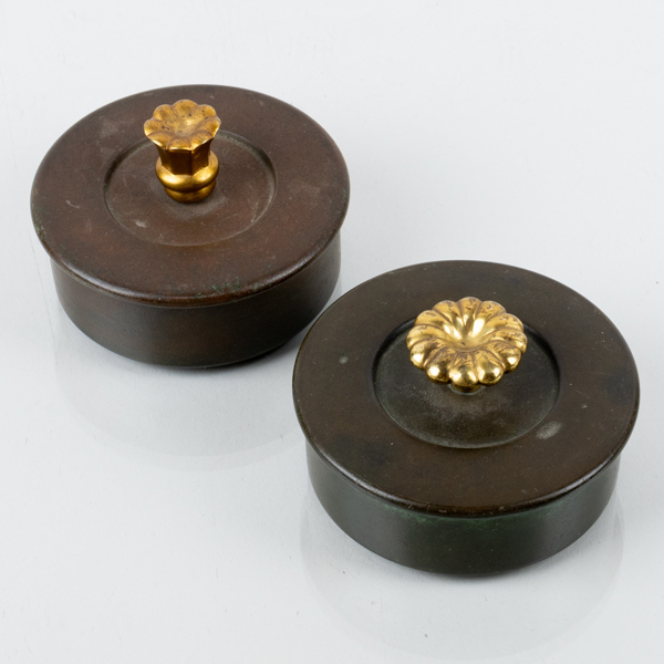 LOCKASKAR, 2 st, patinerad mässing, 1920-/30-tal