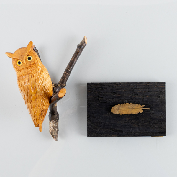 SKULPTURER, 2 st, trä och brons, bla "Röda fjädern 1969"