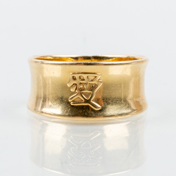 RING, 18k guld, med tecken i relief