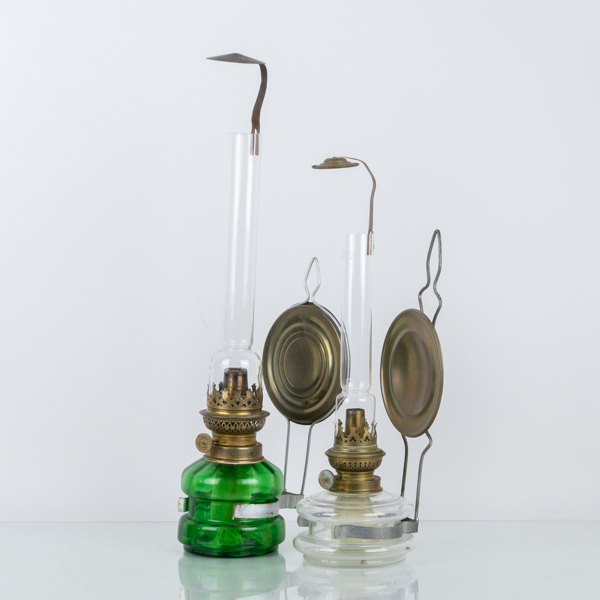 VÄGGFOTOGENLAMPOR, 2 st, glas och mässing, 1800-/1900-tal