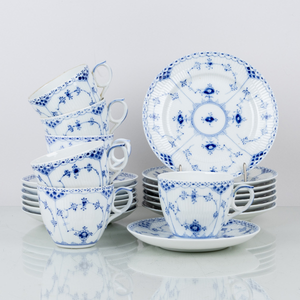 ROYAL COPENHAGEN, 6 st chokladkoppar med fat och assietter, porslin, "Musselmalet", nr 703 samt 573