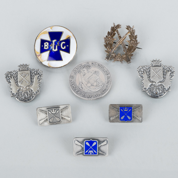 JUBILEUMSMYNT SAMT BROSCHER, 6 st, silver och emalj, 1900-tal