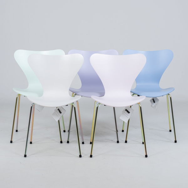 ARNE JACOBSEN, 5 st stolar, "Sjuan", Colour Edition, för Fritz Hansen, tillverkade 2025