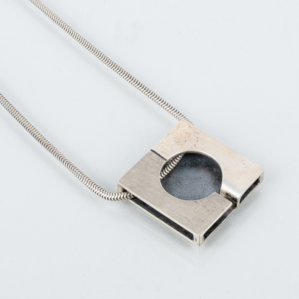 HÄNGE, sterlingsilver, med 2 halskedjor, Lennart Samuelsson, Formverkstan Guld och Silver, Norrköping 2003