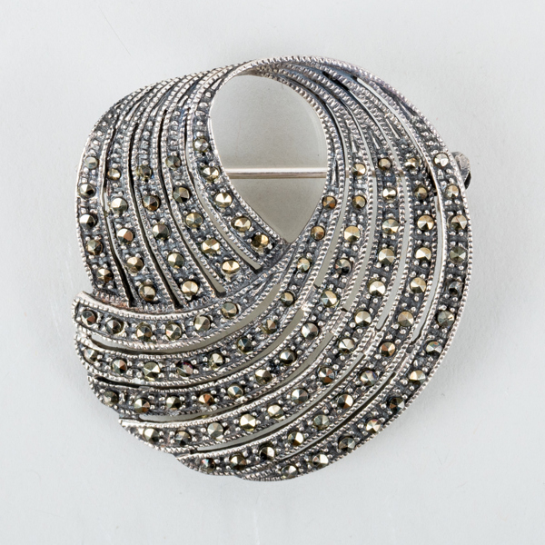 BROSCH, silver, med markasiter, 1900-talets första hälft