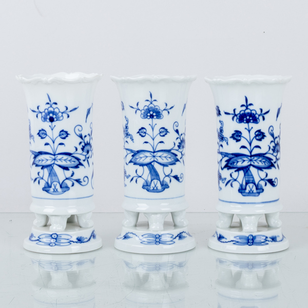 VASER, 3 st, porslin, lökmönstret, Meissen, Tyskland, 1900-talets andra hälft