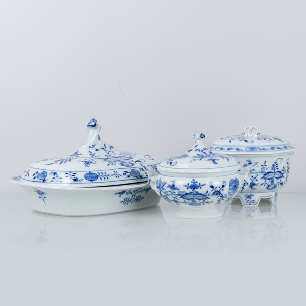 TERRINER, 3 st, porslin, lökmönstret, Meissen, Tyskland, 1900-talets andra hälft 