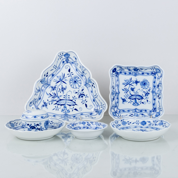 SERVISDELAR, 7 st, porslin, lökmönstret, Meissen, Tyskland, 1900-talets andra hälft