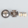 BROSCHER, 2 st SAMT MANSCHETTKNAPPAR, 1 par, silver, bla K&EC och GAB, 1900-tal