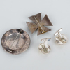 BROSCHER, 2 st SAMT MANSCHETTKNAPPAR, 1 par, silver, bla K&EC och GAB, 1900-tal