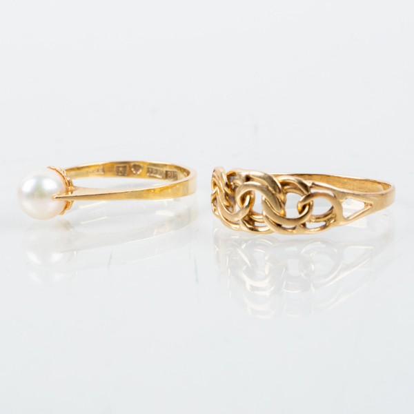 RINGAR, 2 st, 18k guld, bla med odlad pärla, svenska stämplar bla 1989