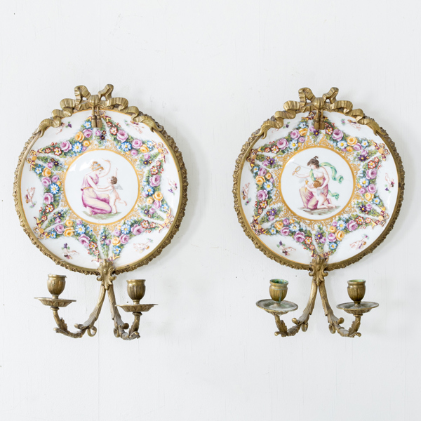 VÄGGLAMPETTER, 1 par, porslin och mässing, Louis XVI-stil, Neapel, 1900-talets första hälft