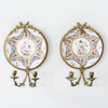 VÄGGLAMPETTER, 1 par, porslin och mässing, Louis XVI-stil, Neapel, 1900-talets första hälft