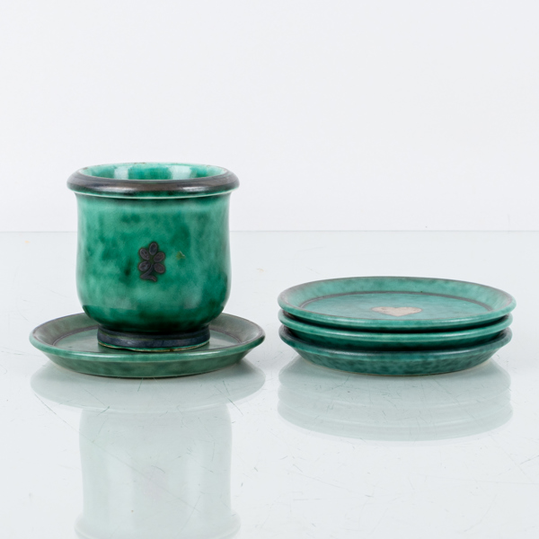 WILHELM KÅGE, 4 coasters samt vas, stengods, "Argenta", Gustavsberg