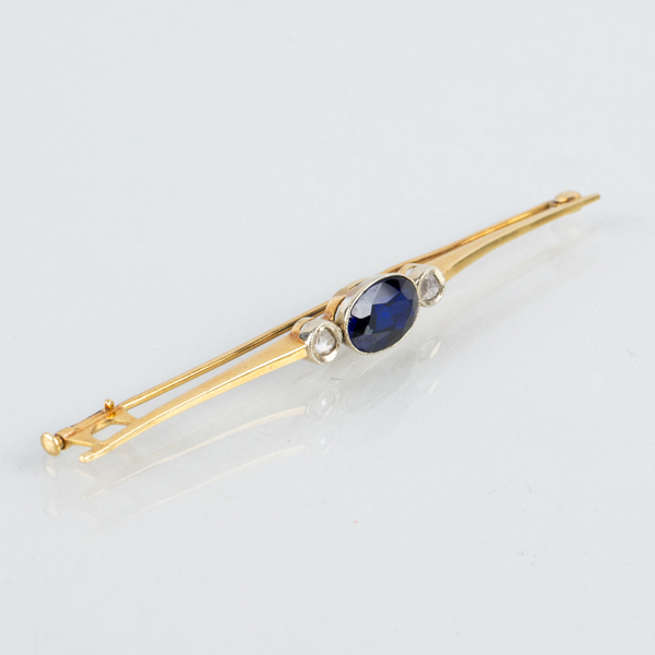 BROSCH, 18k guld, med två rosenslipade diamanter samt syntetisk safir, vikt ca 3,1 g