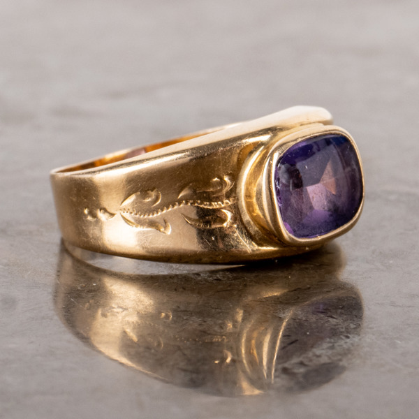 RING, 18k guld, med syntetisk safir, tot vikt ca 2,9 g