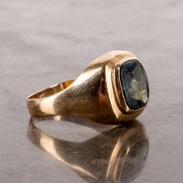 RING, 18k guld, med syntetisk spinell, tot vikt ca 3,2 g