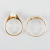 RINGAR, 2 st, 18k guld, bla med odlad pärla, svenska stämplar bla 1989
