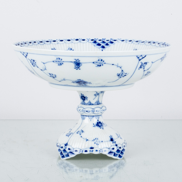 ROYAL COPENHAGEN, skål på fot, porslin, "Musselmalet", modell 1/513, Danmark