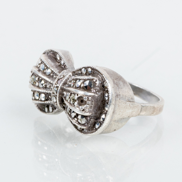 RING, silver, med markasiter, 1900-talets mitt