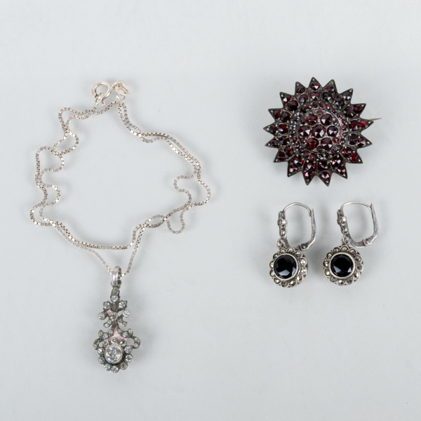 COLLIER, BROSCH OCH 1 PAR ÖRHÄNGEN, silver, bla med paste, markasiter, onyx och granater, 1900-talets första hälft 