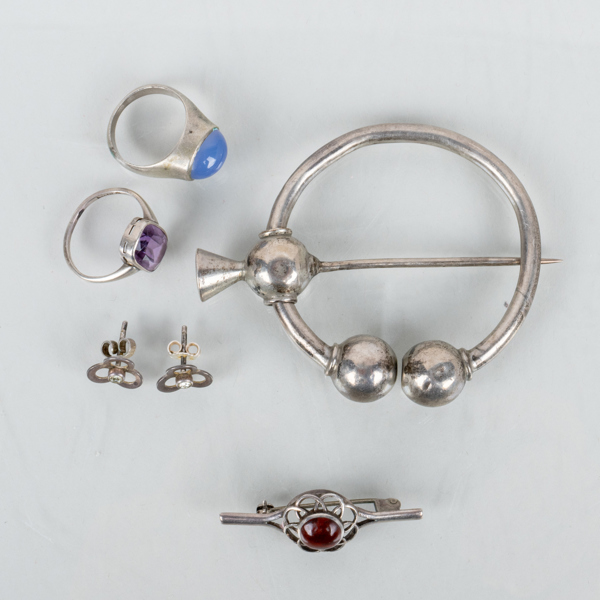 SAMLING SILVERSMYCKEN, sjalnål, 2 ringar, brosch och 1 par örhängen, 1900-talets mitt