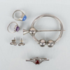 SAMLING SILVERSMYCKEN, sjalnål, 2 ringar, brosch och 1 par örhängen, 1900-talets mitt