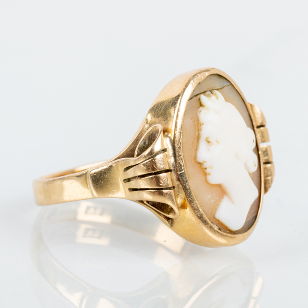 RING, 18k guld, med skuren snäckskalskamé