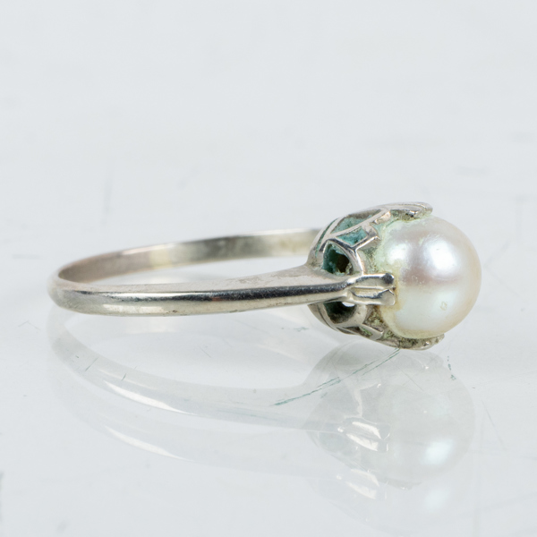 RING, 18k vitguld, med odlad pärla