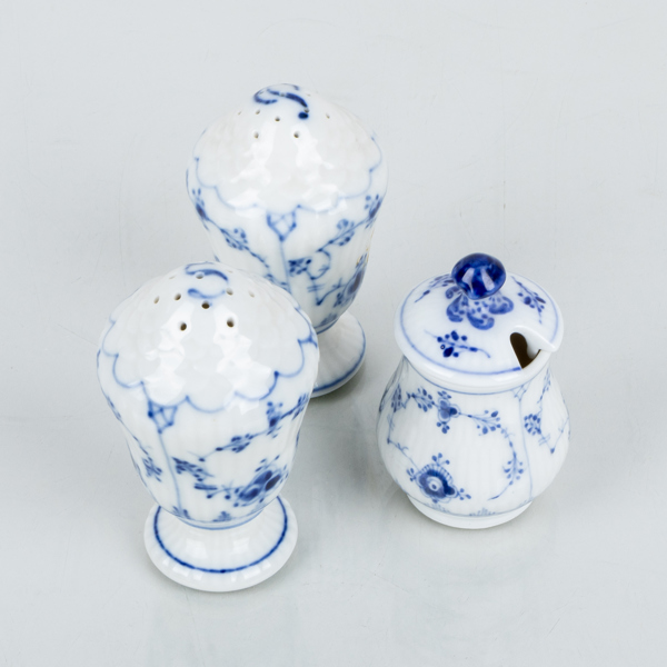ROYAL COPENHAGEN, 1 par salt- och pepparströare samt senapskar, porslin, Musselmalet, Danmark