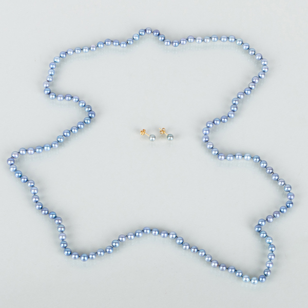 PÄRLCOLLIER OCH 1 PAR ÖRHÄNGEN, odlade pärlor, 1900-/2000-tal