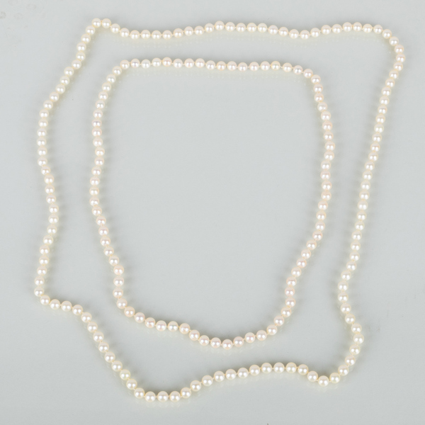 PÄRLCOLLIER, 2 st, odlade pärlor, sannolikt 1900-talets andra hälft