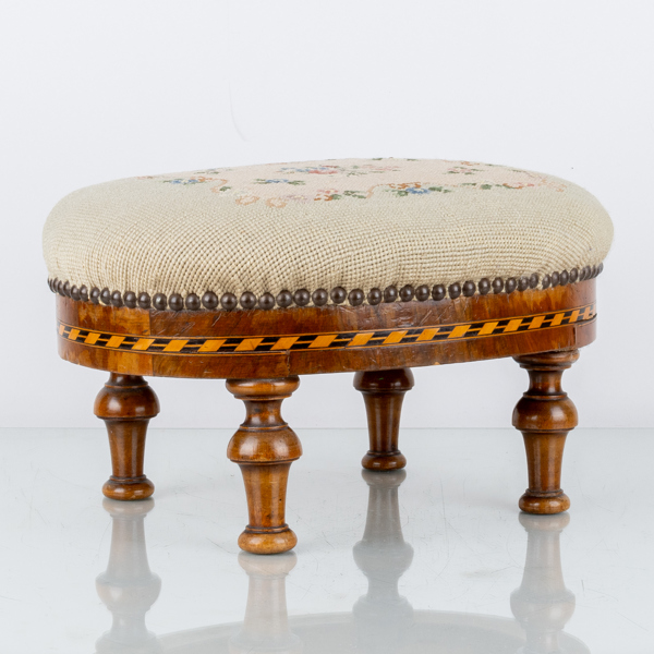FOTPALL, 1800-tal, broderad sits