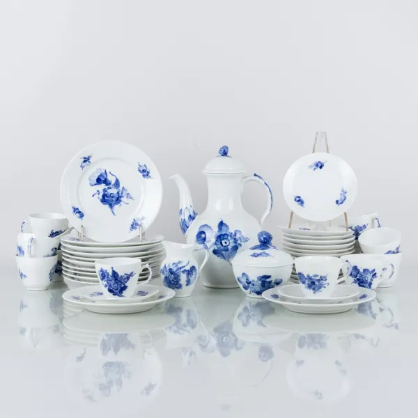 MOCKASERVIS, 28 del, porslin, "Blå Blomst", Royal Copenhagen